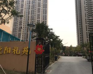 返迁房,中间楼层,电梯房,户型好,适合年轻人居住。