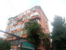 地铁口,东边套,一房一厅,低楼层。