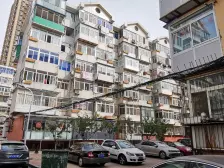 低楼层,南北通透两室一厅,简单收拾就可以住