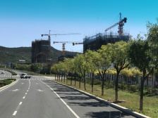 叠拼别墅,倚山临海。下叠中间户,前有花园,后有靠。