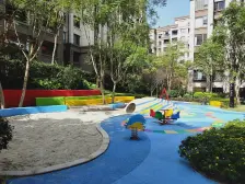 一楼大花园洋房带地下室,精装修,可利用空间大