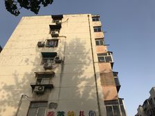 :此房业主诚心出售,高层采光好,户型是南北户型。