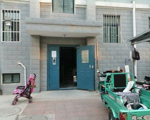 锦绣近,多层三楼 95平大三室 带地下室出税