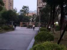 小区环境优美,出行方便,业主诚心出售