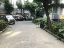 步行街旁,出行方便,适合居住的小区