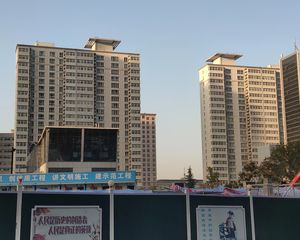 直观音乐喷泉的大平层 毛坯房 客厅朝南 远眺龙门山