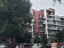 户型方正,通风采光好,园林景观漂亮,出入方便。