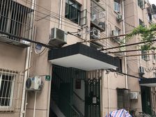 近静安寺商圈,交通便利商业成熟,2房朝南带大天井,精装可谈!