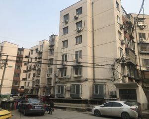 房子是正规两居室,客厅大,位置好