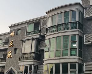 桃花苑新上联排别墅,户型方正位置好,大面宽客厅与南向卧室
