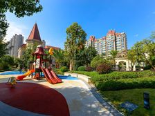 小区房子房龄新,小区环境保持的很好,人文素质比较高