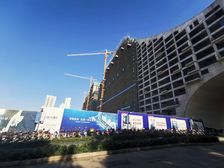 北海标志性建筑,一线看海 中间楼层 高绿化 低密度。