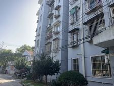 繁华地段,交通便利,一梯两户,主卧朝南