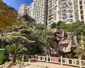 近地铁口精装大两房,装修清爽大气,拎包入住