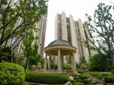 房子是自主精装修,拎包入住,带车位税费各自。