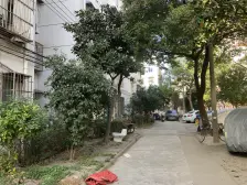 低楼层精装修地铁口低总价出租自住都可以,靠步行街