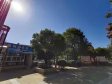 出门就是地铁口,前后花园,出入方便。