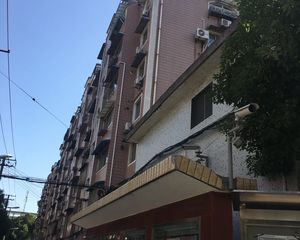 近地铁靠静安,出门繁华院内安静,顶楼复式赠送多多,急售能谈