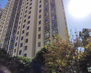 近地铁口沿街大三房,前面无挡,采光好,拎包入住