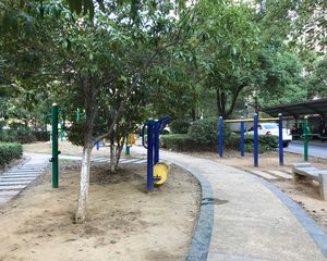 水岸菁华户型方正,采光好装修好,环镜优美近地铁视野好,诚心出售