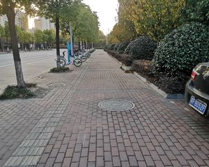 小海中学旁海棠花园精装修三室有个车库