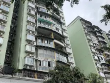 轻轨旁的小两房,纯电梯房,业主诚心卖,看房方便