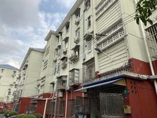 精装修5年,拎包入住,有大院子,房东急售,随时看房