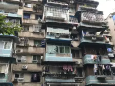 Bs旁,楼下就是公交车站跟轻轨站,上6楼,一梯一户