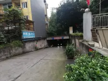 九街商圈旁边,精装3房,户型比较方正,交通便利.