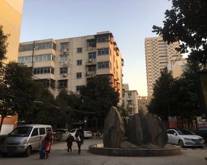 低总价低首付,三环内地铁口,南北通透户型,多层3楼