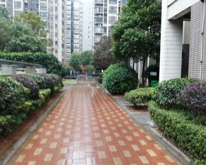此房满五,南北通透的,3+1户型适合三代人居住.