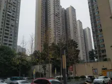 彩云湖轻轨正规3房,朝中庭,楼下轻轨出口,中间楼层