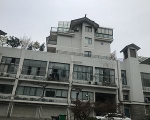 房子复式,楼下三房朝南,楼上有前后露台,使用面积大