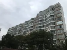 一楼带40平米大花园,楼间距很大采光好,大三房。