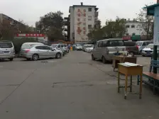 地铁口一楼带院,生活便利,交通便利。