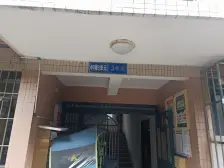 轻轨就在门口 装修保持新 小区环境好