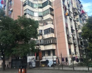 京东小区A区南北通透,采光好装修好,环镜优美近地铁视野好,诚心出售