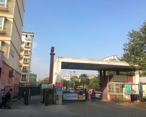 地铁口,刚需两房,诚心出售,配套齐全
