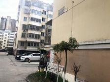 世纪新城楼中楼,毛坯随意装修,通透格局,出行便利。