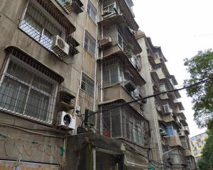 爱国路285号人事厅宿舍 南北通透,采光好 装修好,环镜优美 视野好,诚心出售