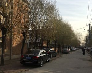 亚新一里南北通透二居三层客厅带阳台