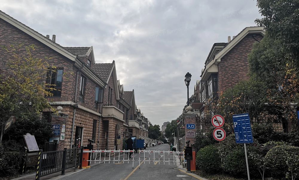 东渡伊顿小镇3室2厅精装修出售价格可谈小高层