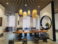 地上三层,地下两层,有天有地 前后花园