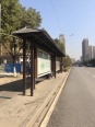 小区门口公交站实景图