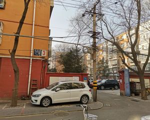 南二环边,蒲黄榆三里南北向,两居室中间楼层,满五年一套近地铁