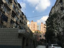 采光充足,主卧朝南,小区中心位置,一梯四户