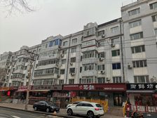 房子是顶楼毛坯房格局板正