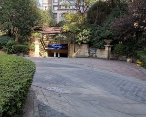 近金星路地铁站,户型周正,诚心出售