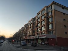 区楼宇多,环境整洁,免费停车位,小区入住率90