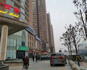 正地铁口三房交通方便需要从新装修唯一